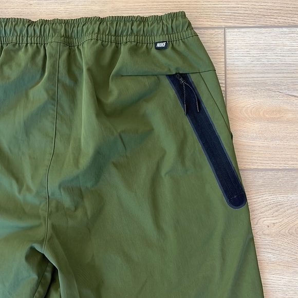 Nike Green Tech Commuter Pant - Picture 13 of 15